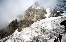 بعد ارتفاع درجات الحرارة.. انهيار جليدي في جبال إيطالية يقتل ستة أشخاص