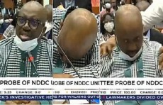 مسؤول نيجيري يصاب بإغماء خلال جلسة استجوابه بالبرلمان (فيديو)