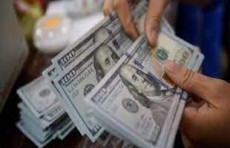 انخفاض طفيف بأسعار صرف الدولار في أسواق العراق