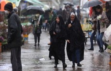 رويترز: القضاء الايراني يهدد بملاحقة النساء غير المحجبات