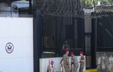 "انقبر صف برا".. الكشف عن سبب إطلاق النار على السفارة الأمريكية في لبنان