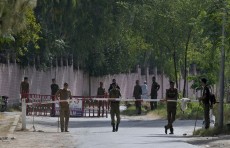 مقتل وإصابة أكثر من 100 شخص بتفجير انتحاري قرب مسجد في باكستان