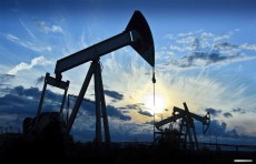 النفط يرتفع بعد هبوط مفاجئ لمخزونات الخام الأميركية