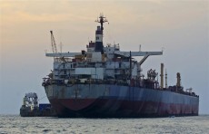 الحوثيون يصيبون ناقلة النفط أندروميدا ستار في البحر الأحمر