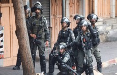 مستوطنون يهاجمون بلدة جنوب نابلس والقوات الإسرائيلية تشن حملة مداهمات واعتقالات