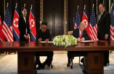 الرئيس الأمريكي ونظيره الكوري الشمالي يوقعان وثيقة"شاملة" بعد قمة سنغافورة