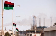 اصابة مخازن نفط جديدة في ميناء راس لانوف النفطي الليبي جراء تجدد القتال