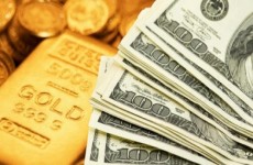 الذهب يتراجع بفعل ارتفاع الدولار