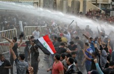 القوات الامنية تفض تظاهرة ساحة التحرير بخراطيم المياه والقنابل المسيلة للدموع