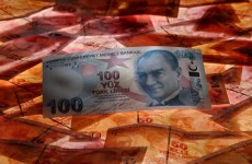 الليرة التركية تنخفض 3% أمام الدولار مع إعادة فتح الأسواق