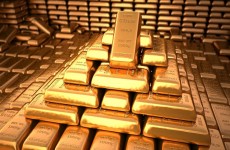 اسعار الذهب تنخفض مع ارتفاع الدولار مقابل اليوان الصيني