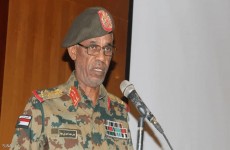 وزير الدفاع السوداني :الجيش لن يتسامح مع مظاهر الانفلات الأمني