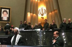 بزي الحرس الثوري  نواب البرلمان الايراني يحضرون جلسة اليوم وشعارهم "الموت لأمريكا"