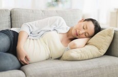 لماذا يجب على الحوامل النوم على أحد الجانبين؟