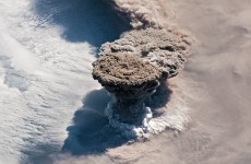صور مثيرة من محطة الفضاء الدولية لثوران بركان رايكوك