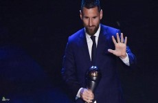ميسي يحصد جائزة أفضل لاعب في العالم ويعلّق: “هناك أشياء أفضل”!