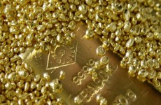 الذهب ينزل بفعل قوة الدولار وبيانات صينية إيجابية