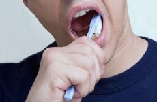 كيف يرتبط تنظيف الأسنان بالفرشاة بانخفاض خطر فشل القلب؟