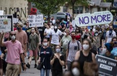 موجة غضب ومظاهرة في مينيابوليس بولاية مينيسوتا  احتجاجا على وفاة أمريكي اسود