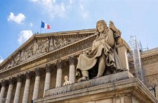 البرلمان الفرنسي يحذر من تنامي الحركات السلفية والإخوانية ويدعو الدولة إلى  التحرك لمواجهة التطرف
