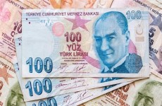 الليرة التركية تبلغ قاعاً قياسياً جديداً مقابل الدولار