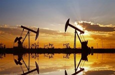 النفط ينخفض بعد انتهاء محادثات التحفيز وارتفاع المخزونات