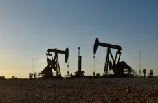أسعار النفط تتراجع للجلسة الثالثة