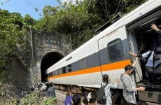 بالصور.. حادث مروع لقطار داخل نفق في تايوان