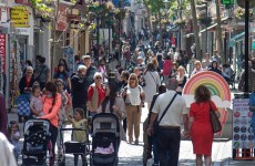 إسبانيا تبدأ تطبيق قرار الغاء إلزامية ارتداء الكمامات في الشوارع