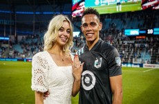 لاعب كرة قدم يطلب الزواج من صديقته في الملعب أمام الجماهير (فيديو)