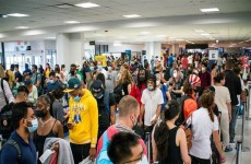 فوضى وتدافع بين المسافرين بسبب "خرق أمني" بمطار أمريكي