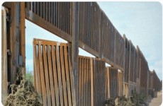 "جدار ترمب" العازل مع المكسيك يسقط امام اول اختبار مناخي