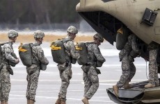 شاهد.. آخر جندي أمريكي يغادر أرض أفغانستان