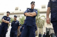 مسلح يقتحم بنك ويطعن حارسه ويسطو على 100 ألف دولار في الكويت