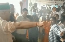 بالفيديو.. مسؤول هندي يتعرض للجلد ضمن طقوس احتفالية