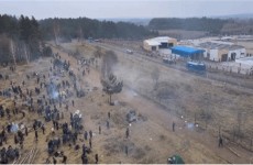 القوات البولندية تستخدم الغاز ضد المهاجرين المحتشدين على الحدود (فيديو)