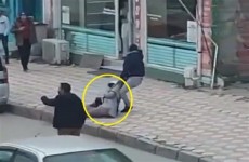 رجل "يسحل" امرأة وسط الشارع ويطعنها بسكين! (فيديو)
