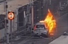 شخص يحرق نفسه ويشعل سيارته احتجاجا على قيود كورونا!