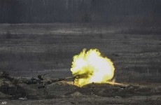 قصف قرية أوكرانية بالأسلحة الثقيلة