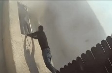 فيديو يحبس الأنفاس.. شاب يخاطر بحياته لإنقاذ طفلين من منزل مشتعل