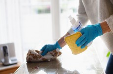 دراسة تحذر: منتجات التنظيف المنزلية قد تعرضنا لجزيئات التلوث بنفس معدل عادم السيارة!