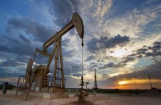 اسعار النفط تتراجع  بفعل مخاوف الجائحة وارتفاع الدولار الأمريكي