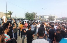 مئات الخريجين يتظاهرون أمام مبنى وزارة النفط في بغداد