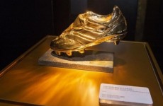 هل الحذاء الذهبي مصنوع من الذهب فعلا؟