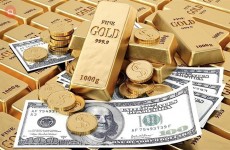 الذهب يلامس أدنى مستوياته في أسبوعين مع ارتفاع الدولار