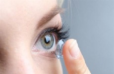 تهدد البصر... العدسات اللاصقة القابلة لإعادة الاستخدام تزيد مخاطر عدوى نادرة