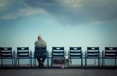 دراسة: الشعور بالوحدة والتعاسة يسرعان الشيخوخة أكثر من التدخين