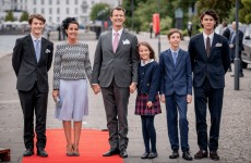 ملكة الدنمارك تجرد أربعة من أحفادها من ألقابهم الملكية