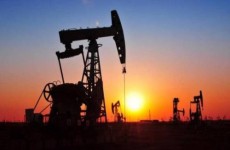 ارتفاع أسعار النفط مع تراجع المخزون الأمريكي
