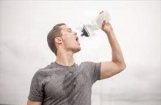 هل من الآمن شرب الماء أثناء التمارين الرياضية؟